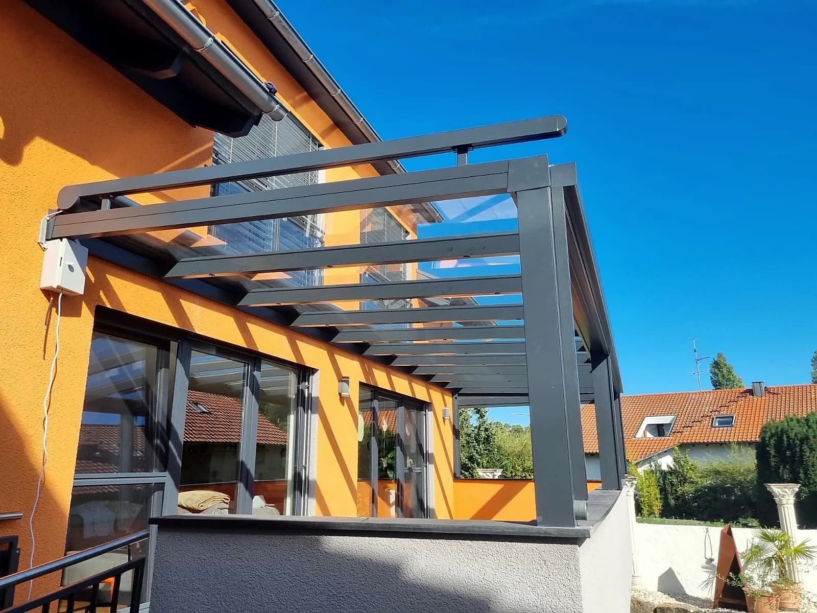 Balkonüberdachung mit Glasdach an einer Hausfassade