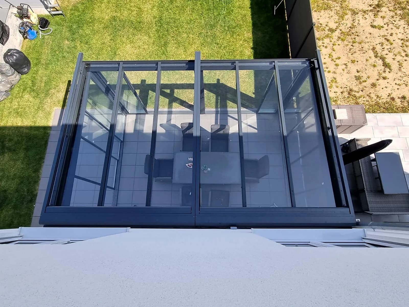 Glasüberdachung von oben mit Blick auf die Terrasse