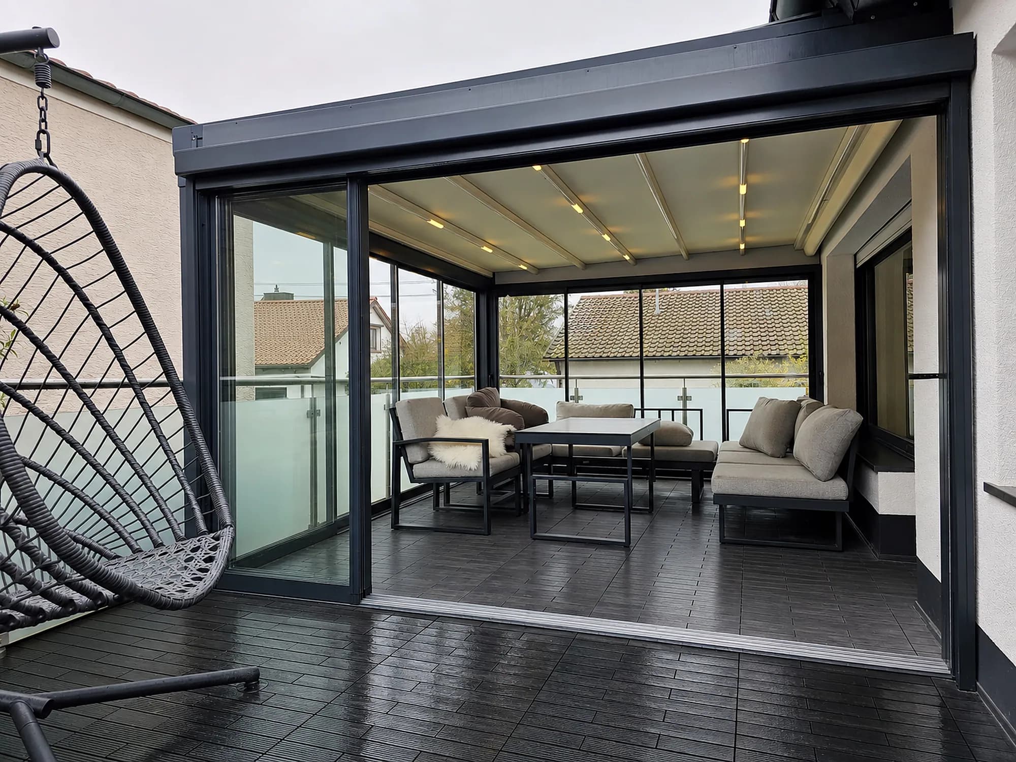 Überdachte Terrasse mit Schiebeverglasung, Lounge und Hängesessel