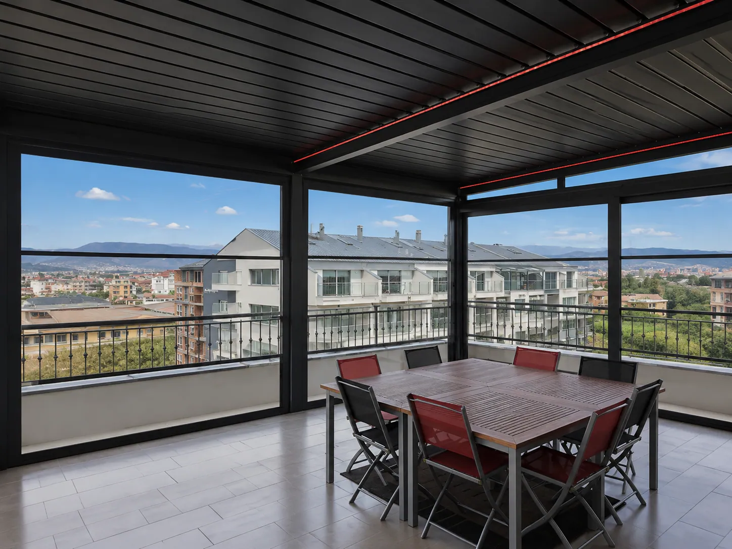 Lamellendach über einem Essplatz auf der Dachterrasse mit Blick über die Stadt