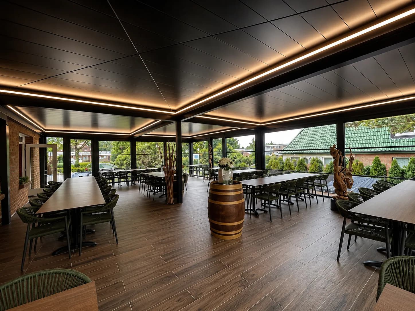 Restaurant-Außenbereich unter Lamellendach mit LED-Lichtlinien und gedeckten Tischen