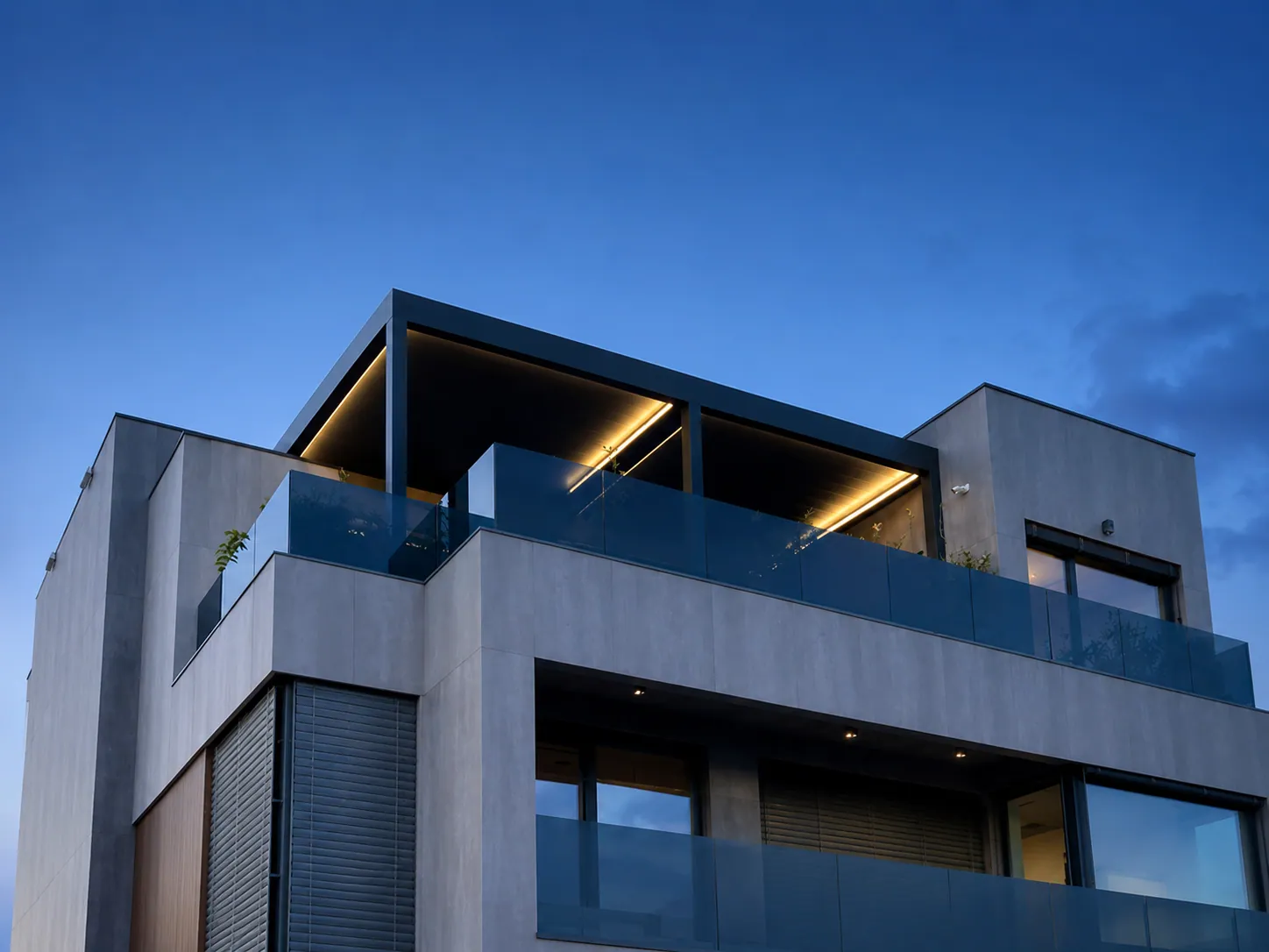 Moderne Villa mit Lamellendach auf der Dachterrasse in der Dämmerung