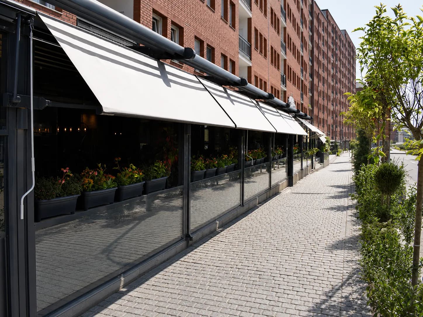 Markisen entlang einer Restaurantfassade mit Schiebeverglasung