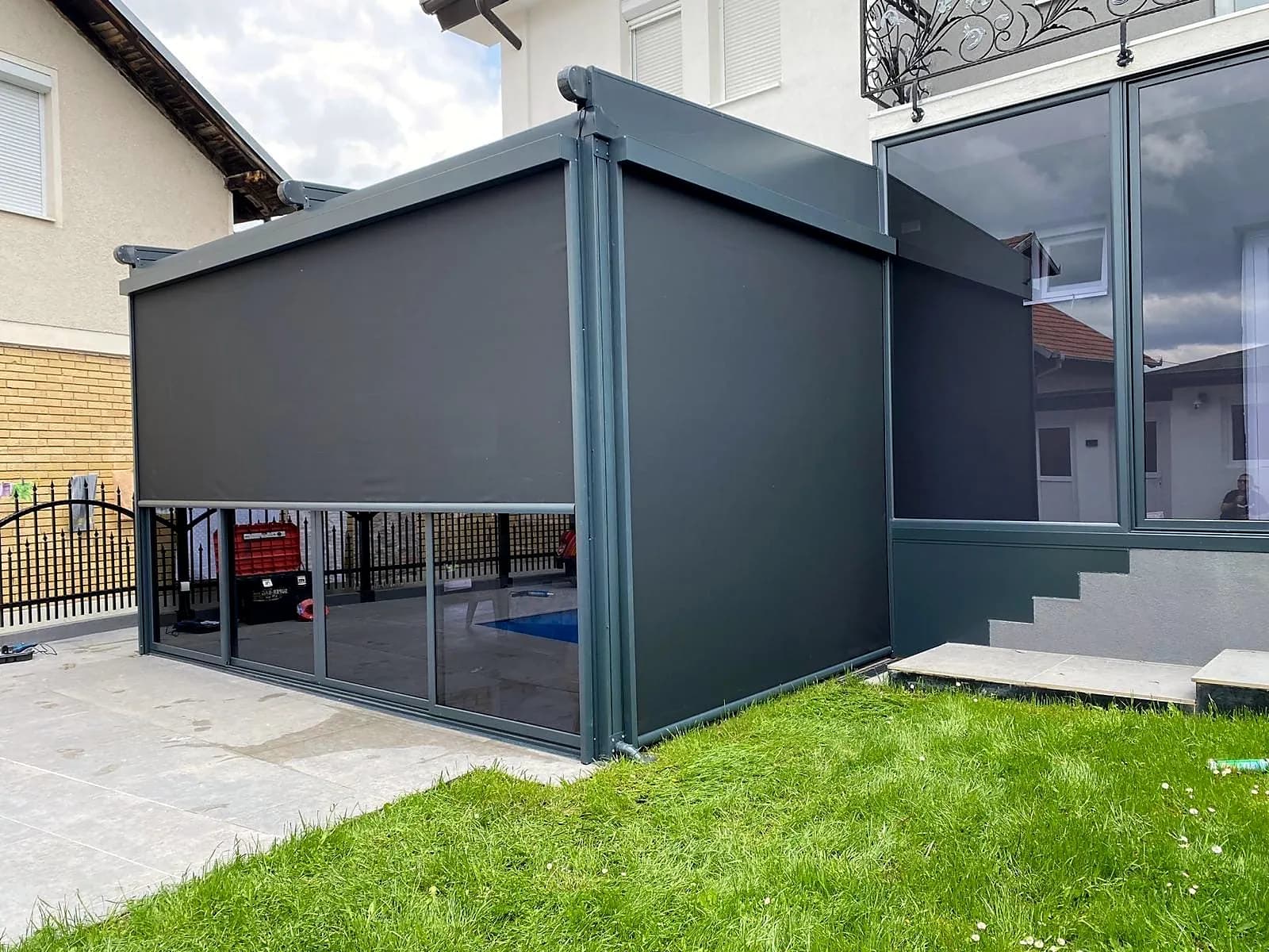 Pergola mit seitlich geschlossenen Screens auf dem Rasen