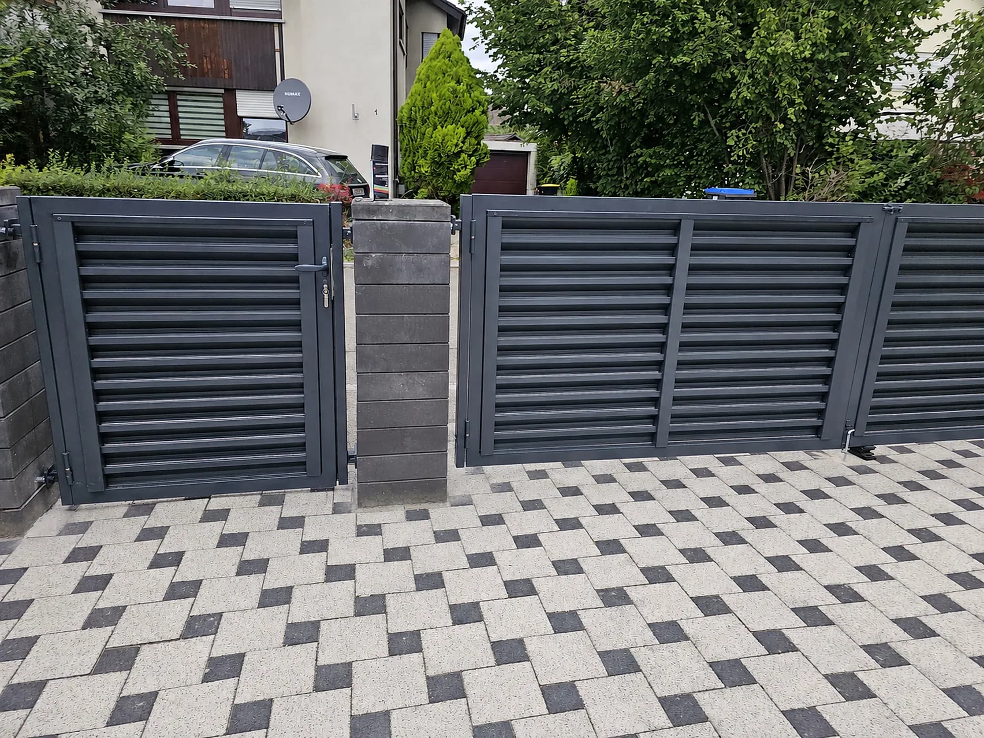 Sichtschutzzaun aus Aluminium mit Einfahrtstor